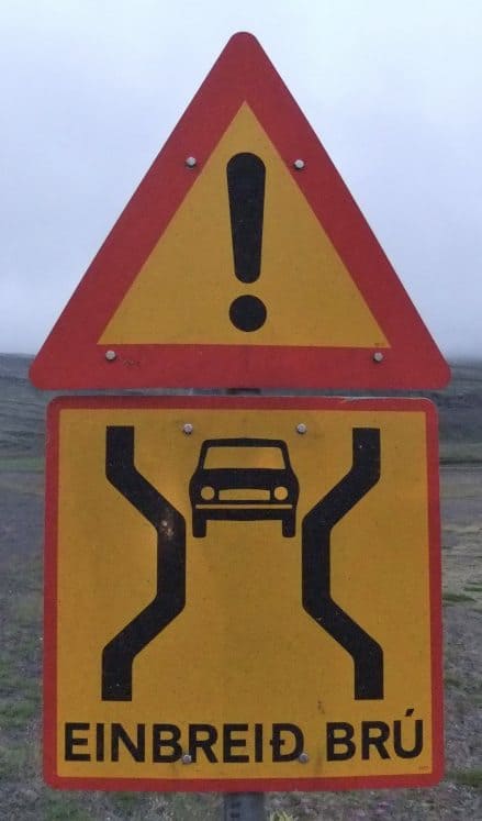single-lane bridge sign iceland einbreið brú